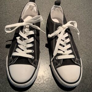 Classic Black and White Women’s Sneakers